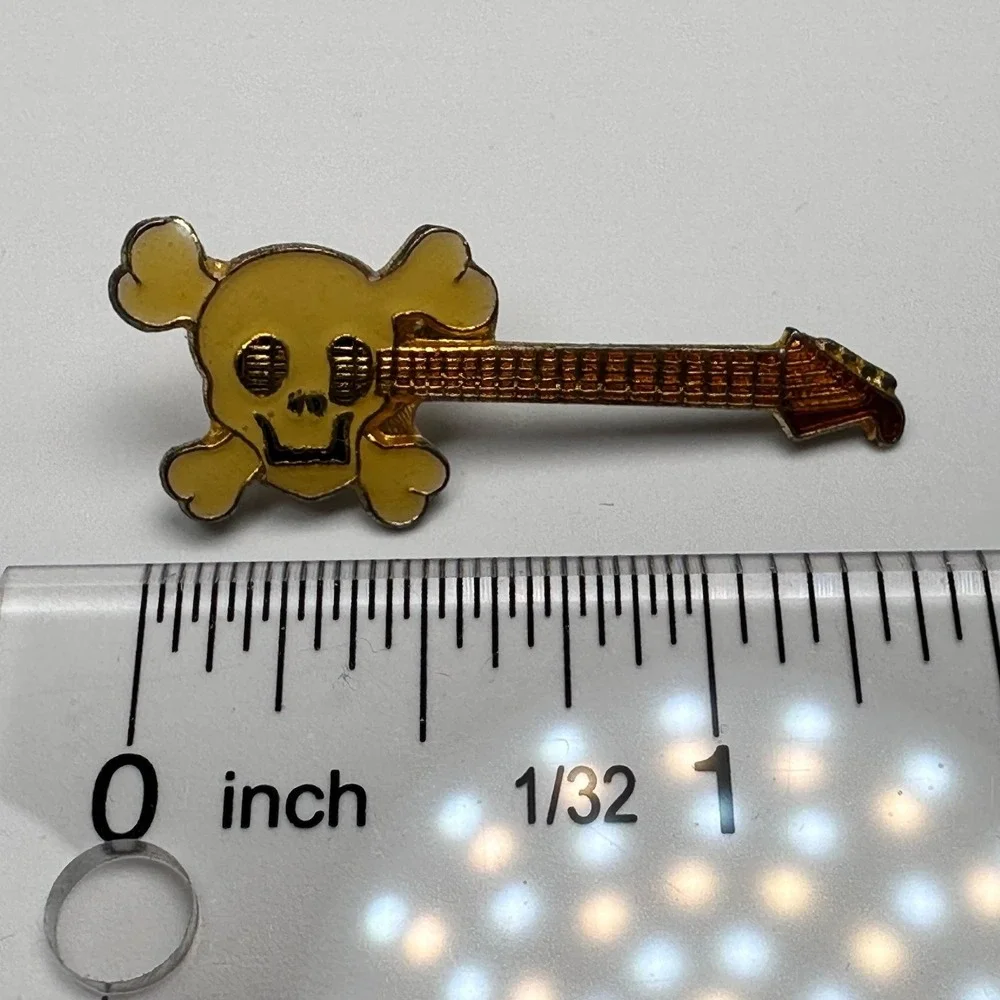 VINTAGE Skull & Crossbones Guitar Lapel Pin‎ Brooch White & Gold-Tone Enamel 1